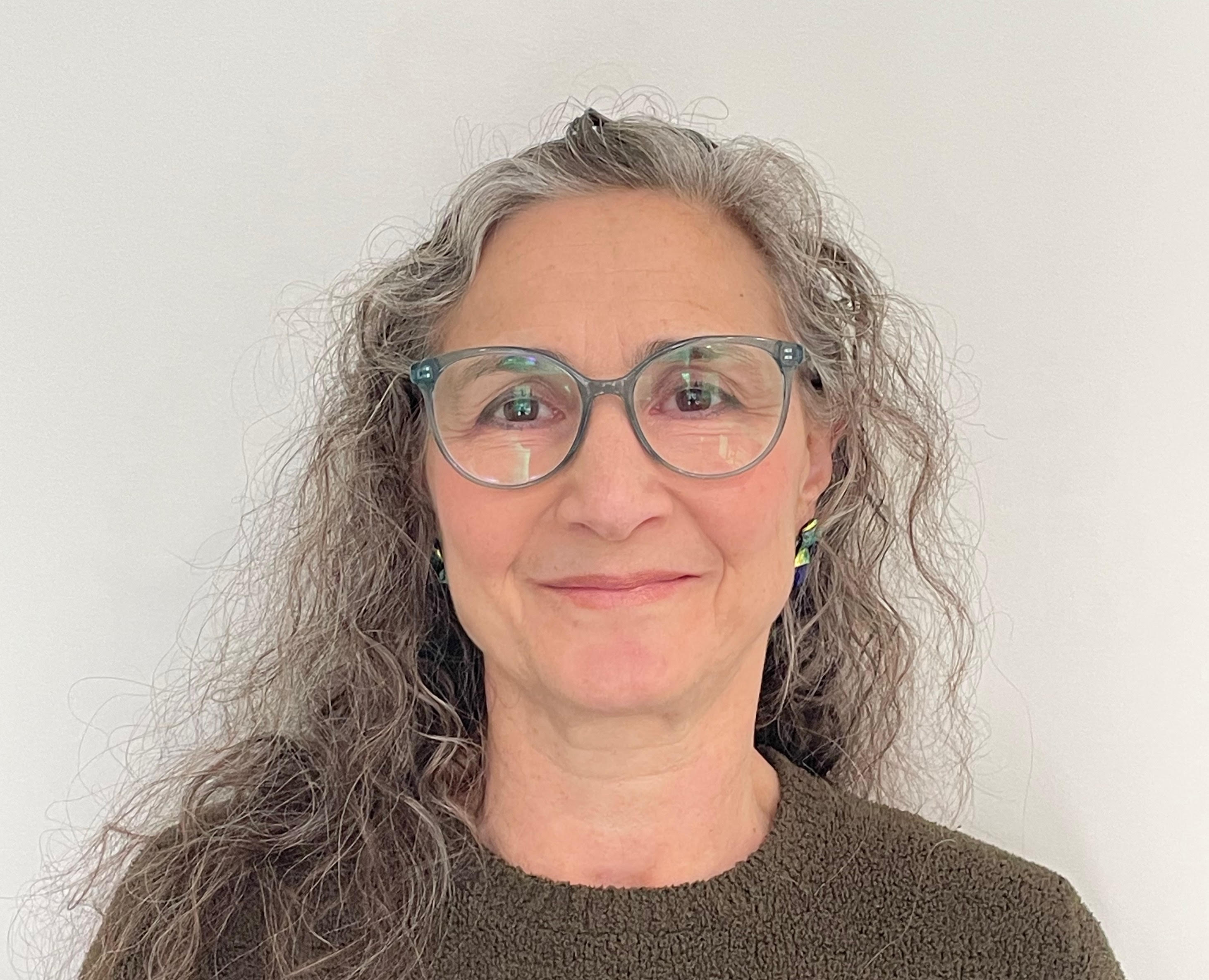 headshot, Leslie Russek